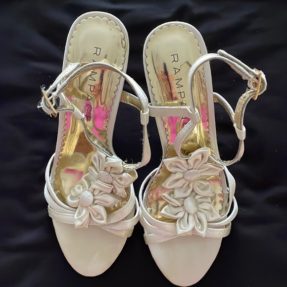 Rampage Shoes Womens Dress Sandals In Cream With Flirty Flower